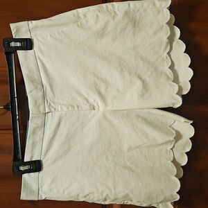 Banana Republic Factory scalloped hem shorts. White. Size 4.